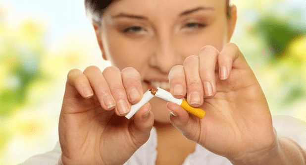 A rapaza rompe un cigarro e libérase da adicción